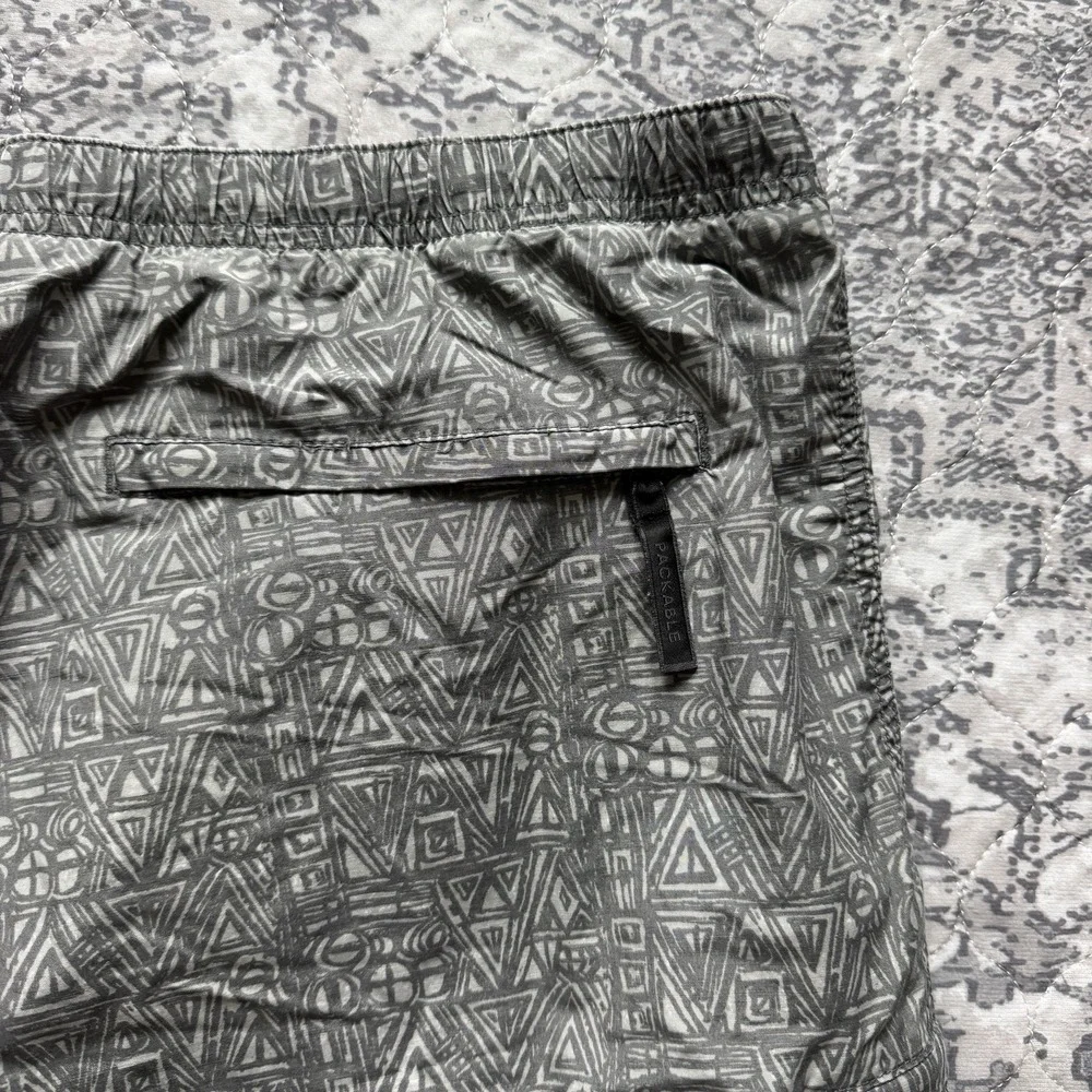 Columbia XCO Mens Gray Aztec Geometric Packable Cargo Swim Trunks Shorts L